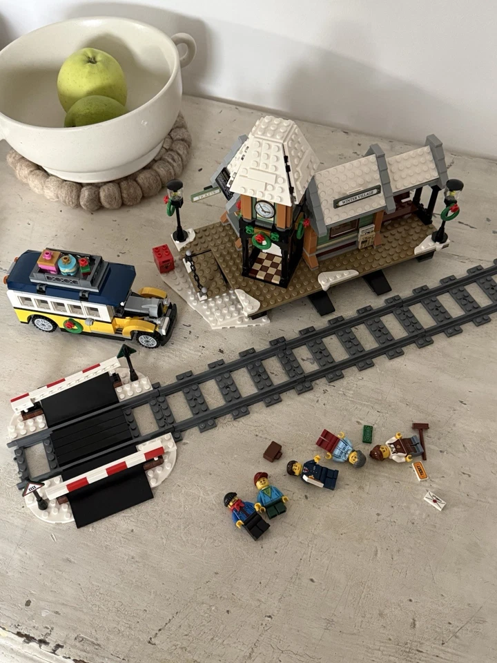 LEGO 10259 Winter Village Station, Foto 3 von 3