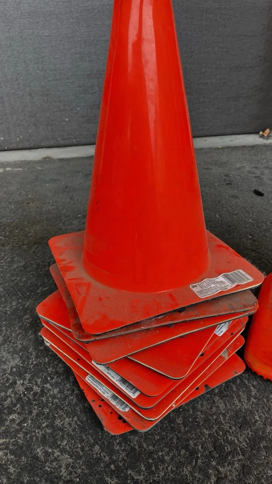 🚧 Juego de Conos de Tráfico – 9×12′′ + 1×19′′ – Calidad 3M, Duradero y Listo para Usar 🚧 Foto 3 de 4