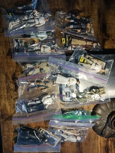 Lot Of 15 VINTAGE Star Wars Figures.  90s . With Accessories
