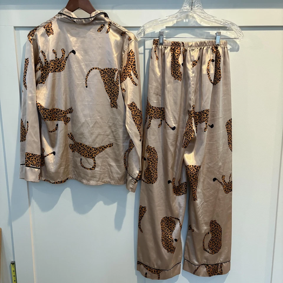 Pijama de satén con estampado de leopardo grande bronceado botón delantero pantalones elásticos LEER Foto 2 de 4
