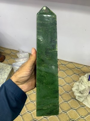 2,40 kg Nephrit Jade Obelisk Turm poliert dunkelgrün echtes Kristall