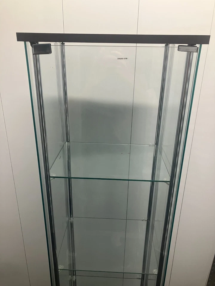 4 Shelf Glass Display Case Cabinet, Grey Wood Texture, Good Condition - Image 4 of 4
