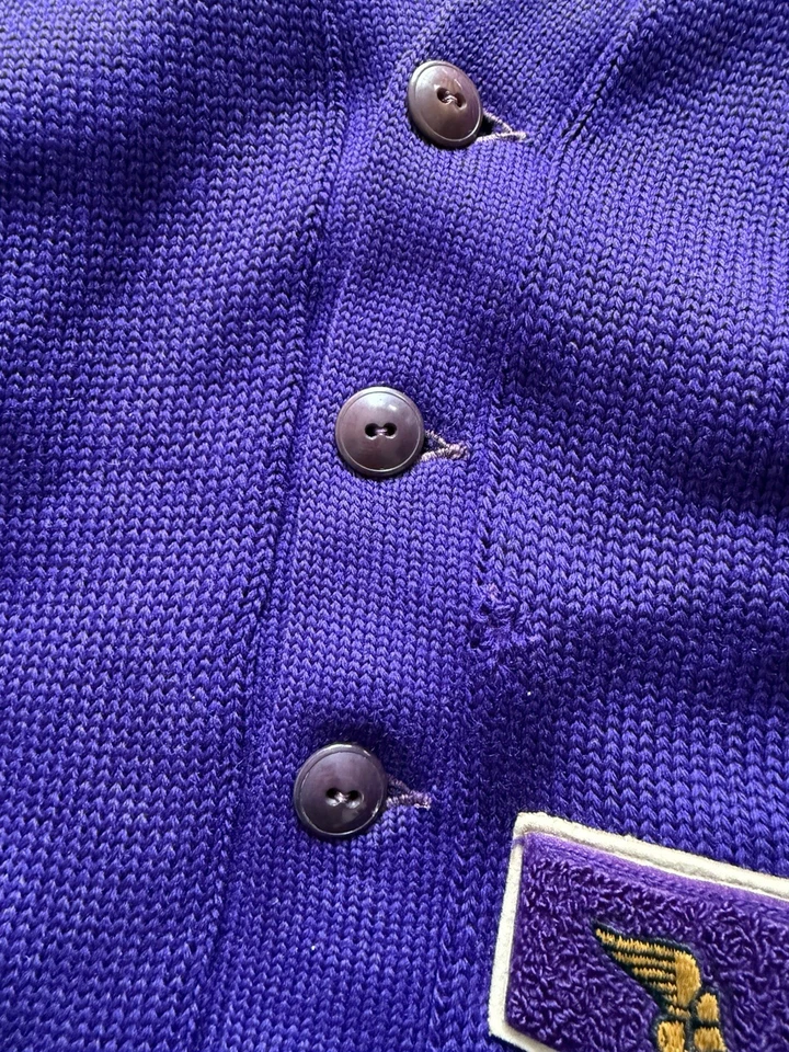 Cardigã suéter vintage anos 40/50 lã roxa Varsity corrente Brownsburg costurada - Imagem 3 de 4