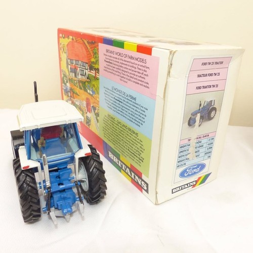 Britains No 9508 is the 1.32 scale Ford TW 25 tractor labelled Ford 8730 - Picture 3 of 6