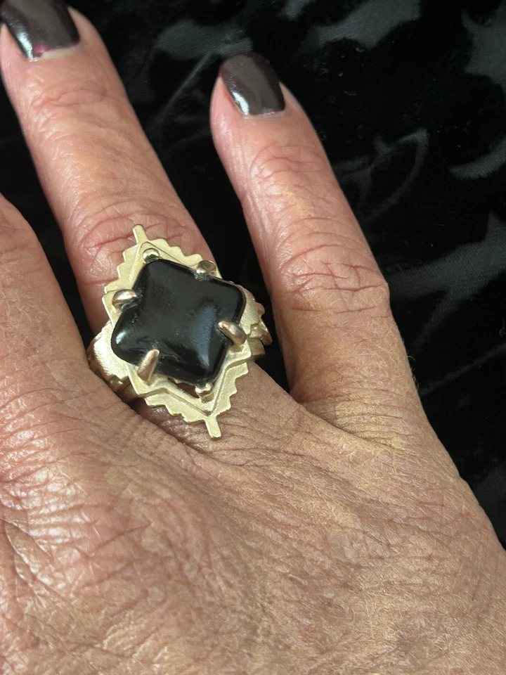 Anillo vintage Kendra Scott tono dorado con piedra negra talla 7 Foto 4 de 4