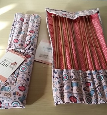 Brandneu mit Etikett - Hobby Geschenk - gefüllt - zeitgenössische Ideen Design Stoff Stricknadel Rolle