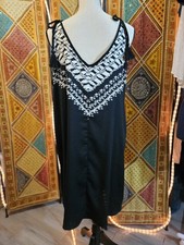 Black and white midi dress with tied tassel L/XL Bottom width 26". Polyester