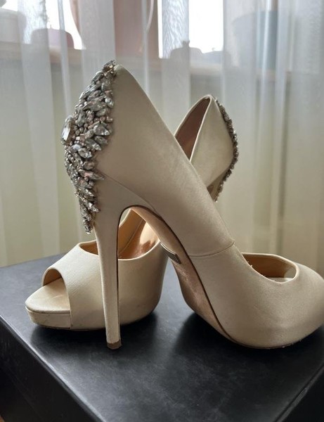 Women Badgley Mischka Heels Beige Satin 38
