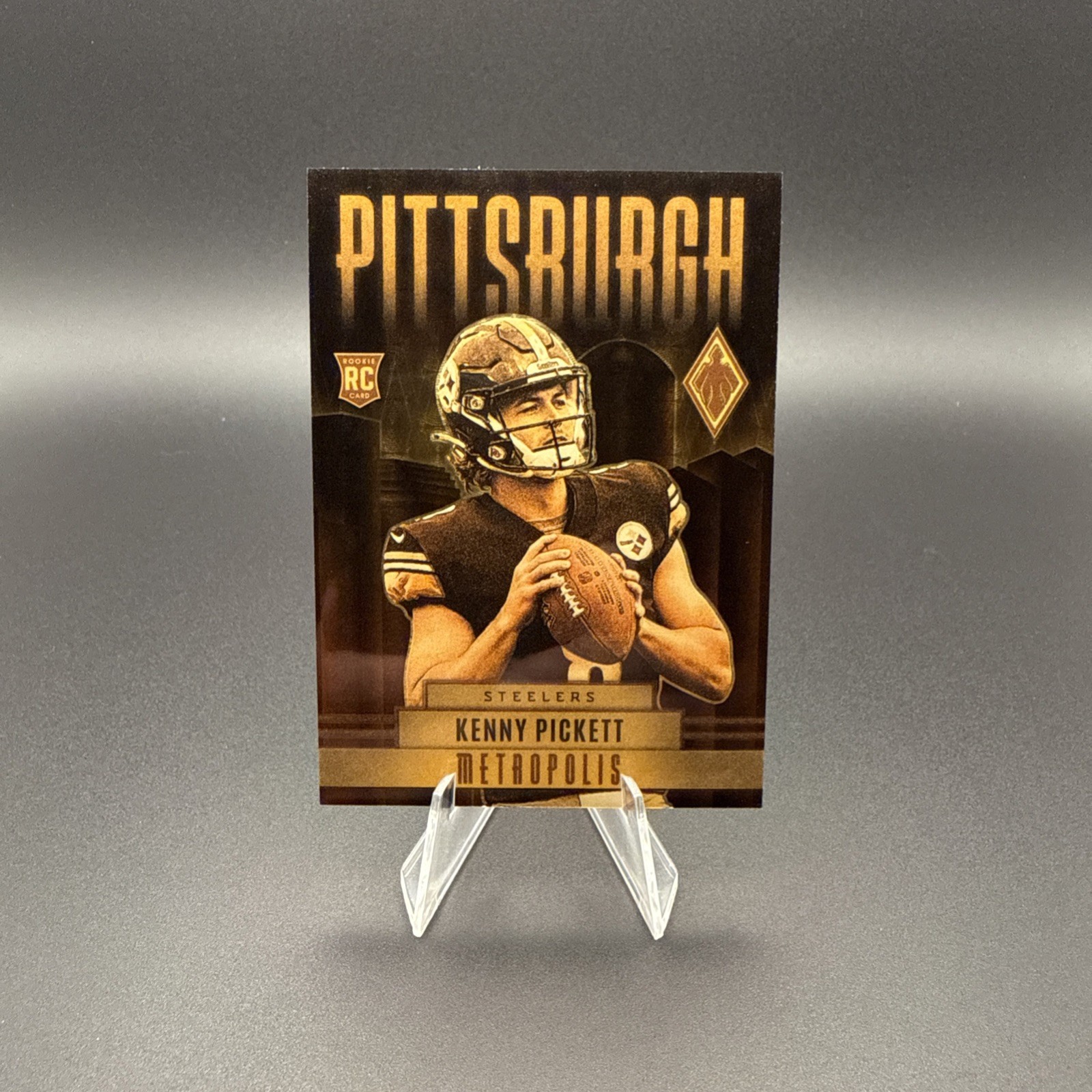 Kenny Pickett - 2022 Panini Phoenix - Metropolis Case Hit RC Rookie SSP - #MET-8