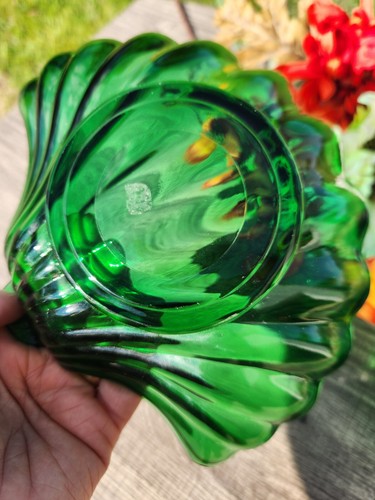 Pair of Anchor Hocking 7" Green Shell Dessert Dish, 1957-1965, collectible glass - Picture 4 of 5