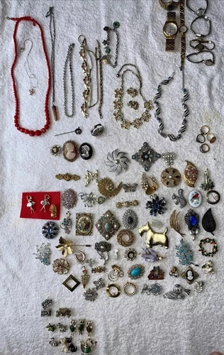 Vtg 1950’s Brooches Estate Costume Jewelry  100 PCs Huge Lot Some Signed Nice!