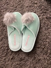 Victoria's Secret Beautiful Comfortable Faux Fur Pom Pom Slippers size S