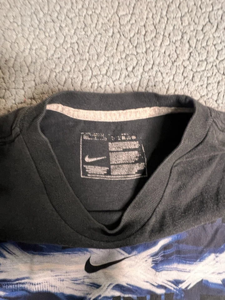 Винтажная черная и синяя рубашка с длинным рукавом 1990-х Nike для больших мальчиков размер маленький - Изображение 2 из 4