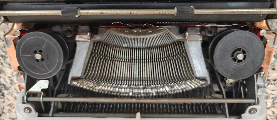 OLIVETTI LETTERA 35l TYPEWRITER. PICA FONT 10 cpi SPANISH LAYOUT. MEXICO 1980 - Image 4 of 4