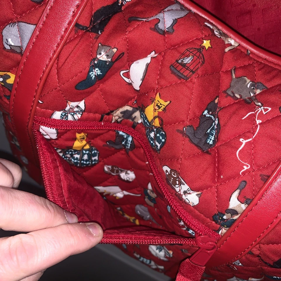 Nuevo NUEVO CON ETIQUETAS Vera Bradley Vacaciones Gatitos Navidad Pequeño Recortado Bolso Cartera ROJO Foto 3 de 4