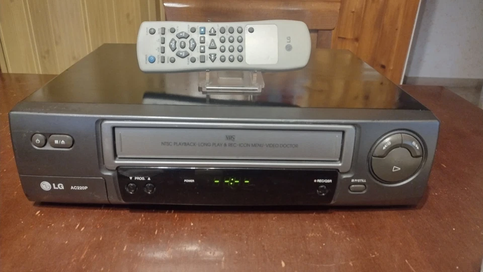 LG AC-220P VIDEOREGISTRATORE VHS 4 TESTINE REVISIONATO CON TELECOMANDO ORIGINALE - Immagine 2 di 4