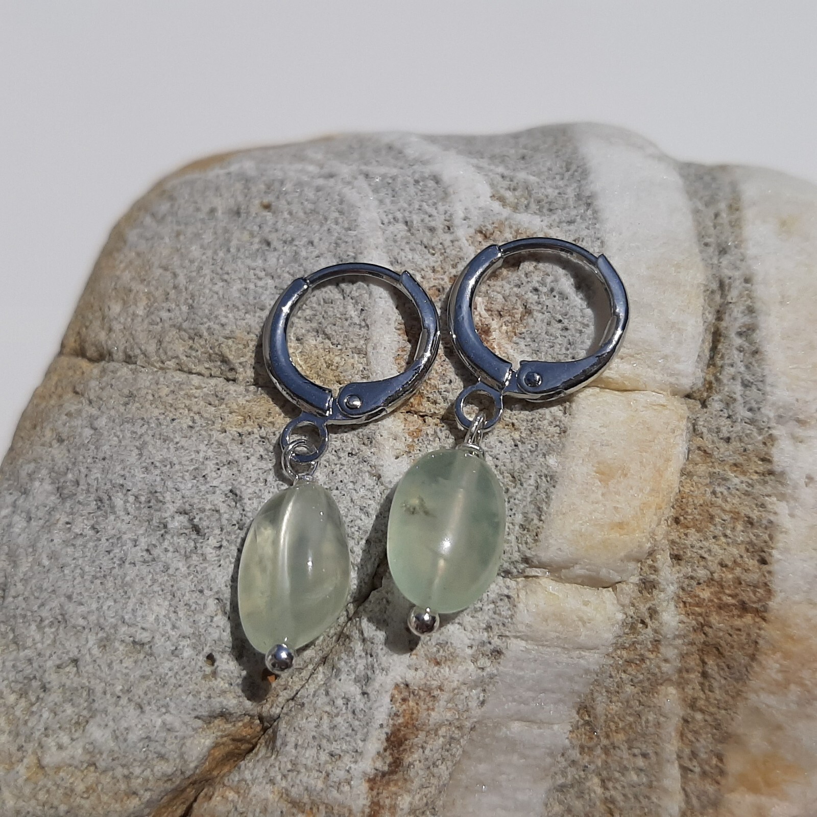 Boucles d'oreilles prehnite vertes en or blanc pour vos tenues de bureau