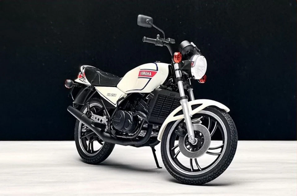 AOSHIMA 1/12 Scale YAMAHA RZ250 White Motorcycle Diecast Model Toy Gift NIB - Bild 3 von 4