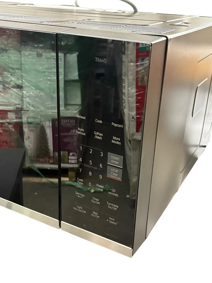 Microondas LG 1,3 pies cúbicos bajo perfil sobre la gama con sensor de cocción Foto 2 de 4