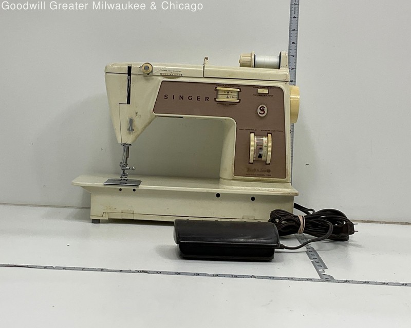Vintage Singer Sewing Machine w/Pedal TESTED