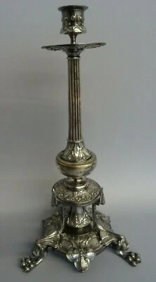 Bougeoir tripode dans le goût de Barbedienne en bronze argenté et à riche décor - Photo 1/4