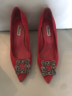 court shoes with brooch