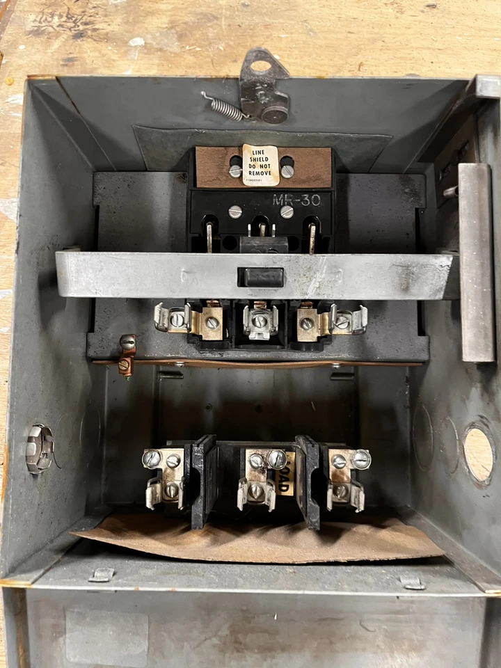 INTERRUPTOR BUSWAY USADO FVK361R GE FLEX-A-PLUG 30 AMPERIOS, 600V, ESTILO 4, 3P/3W Foto 2 de 4