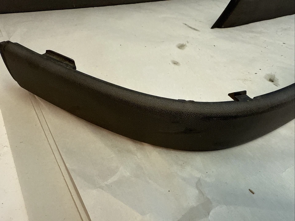 BMW E39 528i 1999 juego de molduras de parachoques trasero OEM Foto 2 de 4