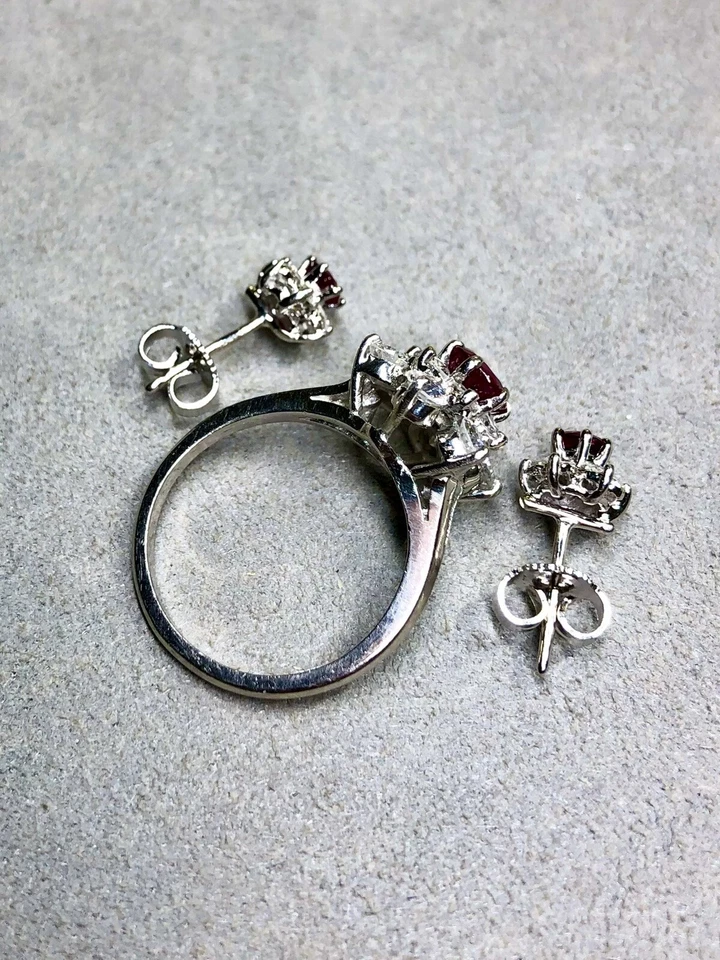 Juego de aretes con anillo floral de diamantes rubí vivo de platino Estate 2,82 ctw Foto 3 de 4