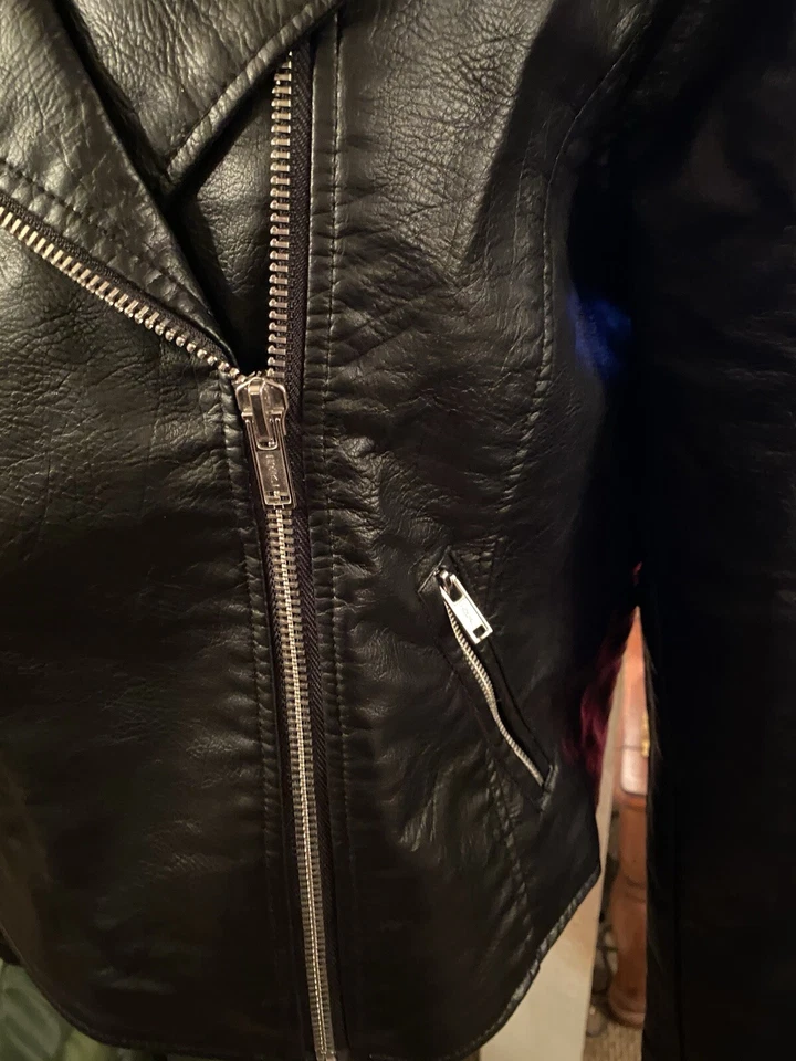 Mujer XXXL (19) Imitación Cuero Chaqueta Rocker / Moto Negro - Nueva Con Etiquetas Foto 3 de 4