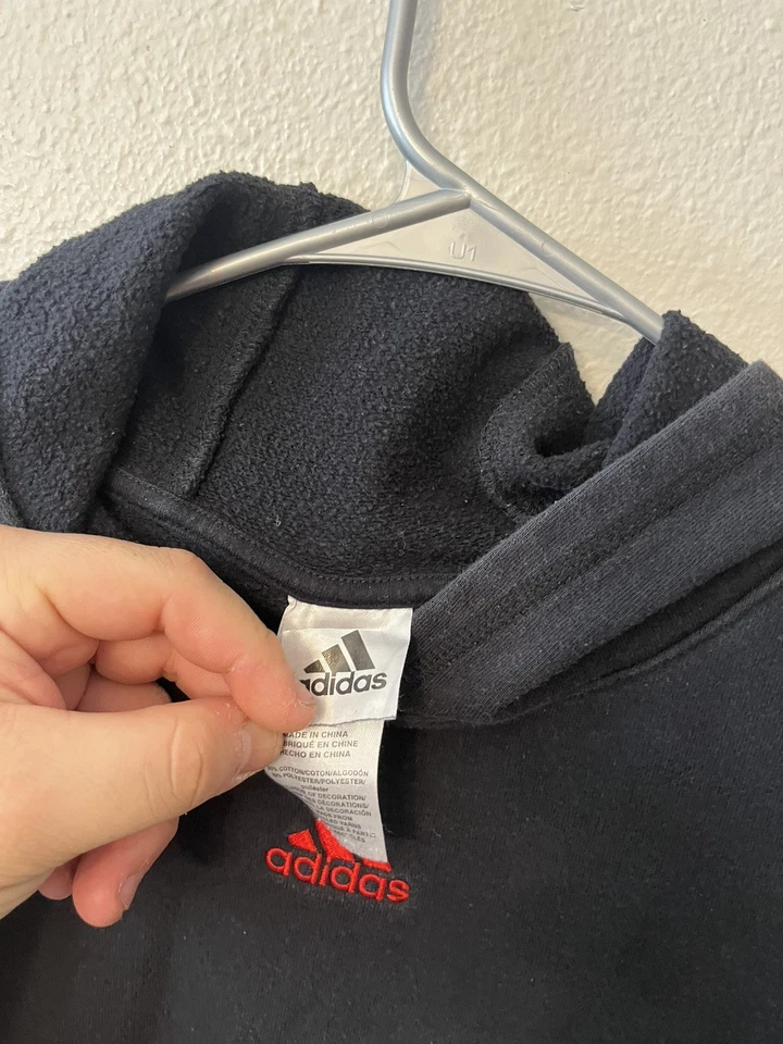 Moletom com capuz Adidas masculino tamanho grande preto e vermelho logotipo grande bolsos frontais - Imagem 3 de 4