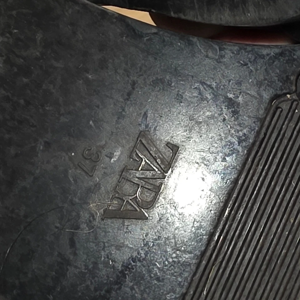 Sandalias para mujer Zara cruzadas de gelatina negras talla 7 vacaciones de verano playa Foto 4 de 4