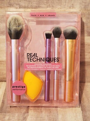 Real Techniques Everyday Essentials Brush Set w/ Sponge Blender Face Eyes Cheeks
