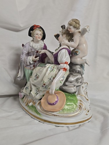 Estatuilla de porcelana querubín propuesta hombre escena victoriana estilo Meissen de colección - Imagen 7 de 9