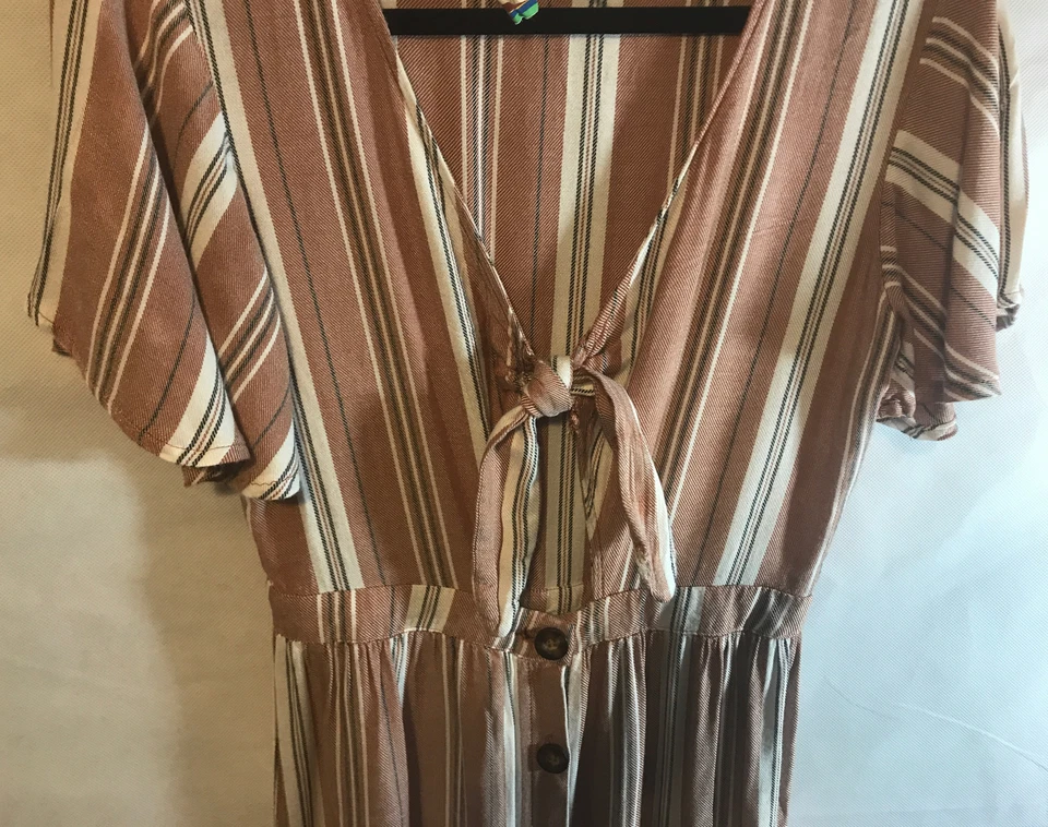 Vestido camisa Mimi Chica multicolorido listrado corte no peito vestido midi tamanho M novo - Imagem 3 de 3