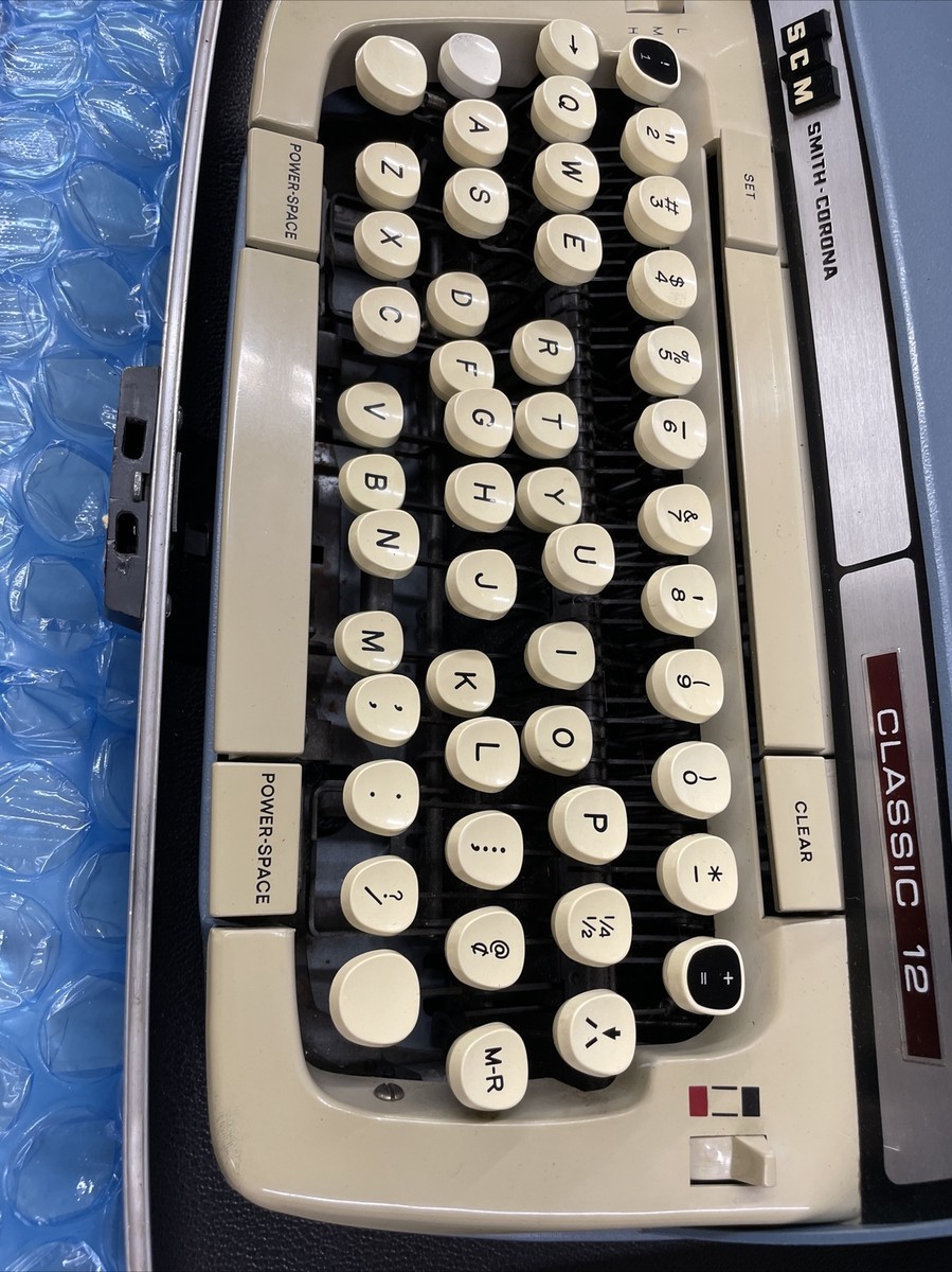 アンティーク雑貨 SMITH-CORONA CLASSIC 12 Typewriter Circa 1967 Smith Corona Classic 12 Typewriter with Case