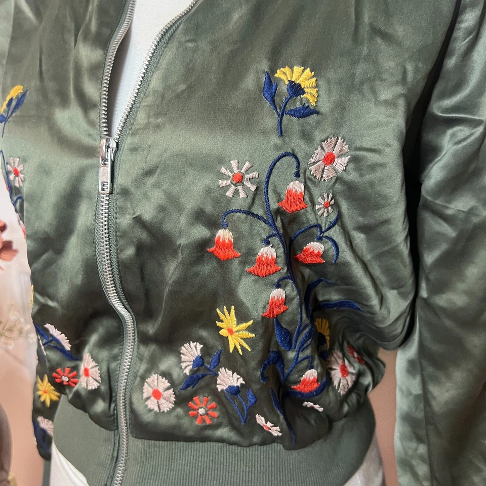 Jaqueta feminina Xhilaration verde bordada cetim com zíper tamanho XS twee Y2K primavera  - Imagem 2 de 4