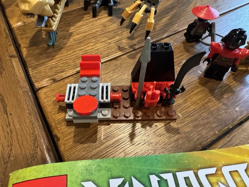 LEGO NINJAGO: El Dragón Dorado 70503 con Figuras Instrucciones Mayormente Completo Foto 3 de 4