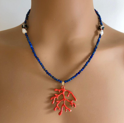 Amara Vera Kette im Boho Chic, blaue Lapislazuli Halskette mit Korallen Anhänger