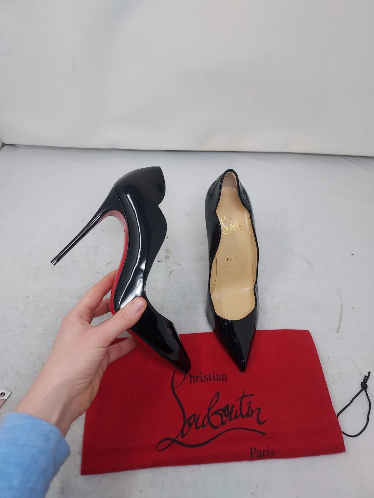 Christian Louboutin — Christian Louboutin EU 38.5 US 8.5 NEW Black Hot Chick Scallop Patent Pump Shoe