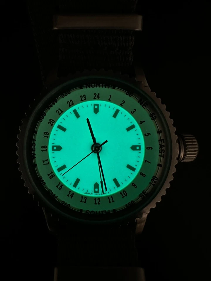 Reloj de campo de cuarzo de 37 mm con bisel de brújula esfera completa Seiko para hombre V339-6A50 Foto 2 de 4