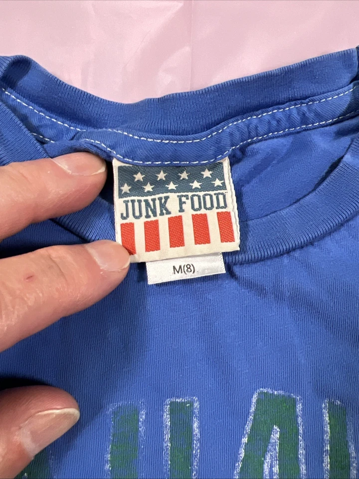 Camiseta azul de fútbol americano Seattle Seahawks para niños talla 8 comida chatarra marca NFL gráfico Foto 3 de 4