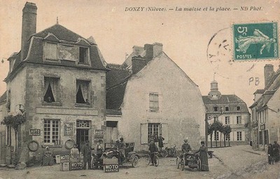 AYZP5-0603-58 - DONZY - Die Mairie Und Der Platz - Tacot