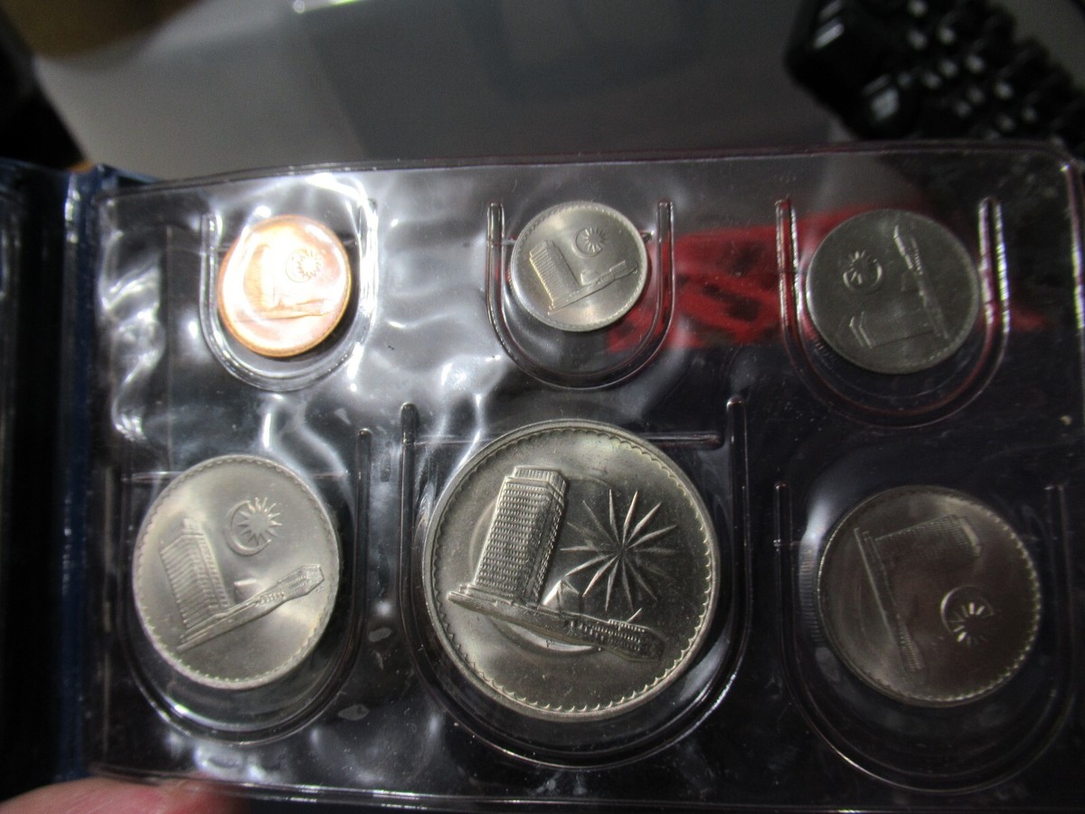 Rare 12 Coin Singapore Malaysia Mint Set in Blue Wallet