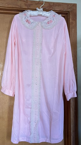 Vintage 60s Komar Robe Average/Large Nylon Peach/Beige Lace Collar/Trim
