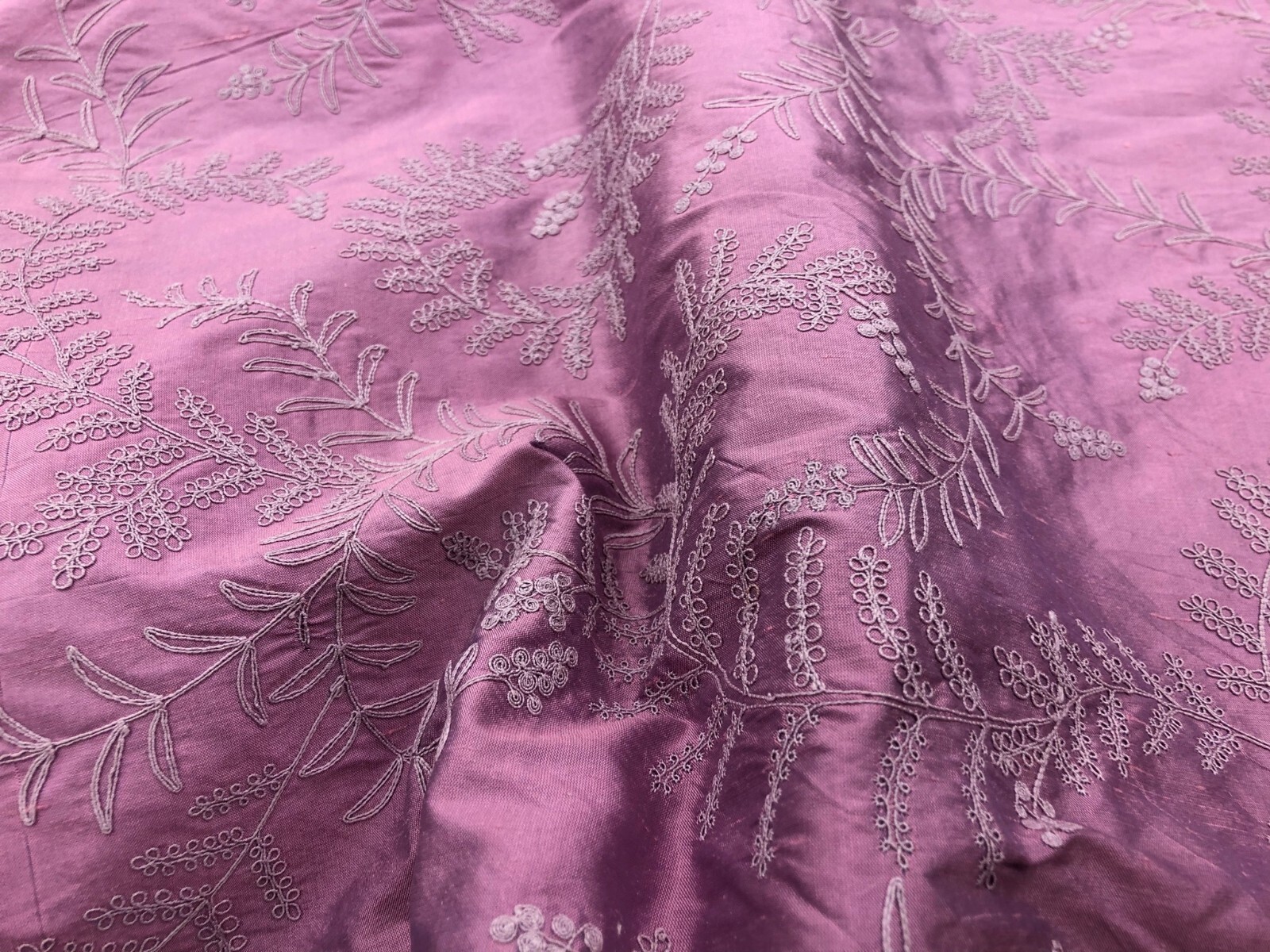 Tissu en soie brodée MUGUET vieux rose, étoffe haut de gamme au mètre