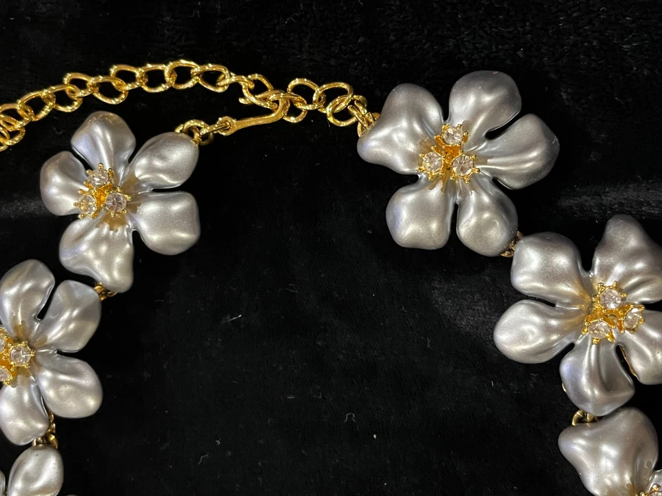 Collar Firmado Kenneth Jay Lane KJL Gris Perla Oro Cristal Flor NUEVO 18" Foto 3 de 4