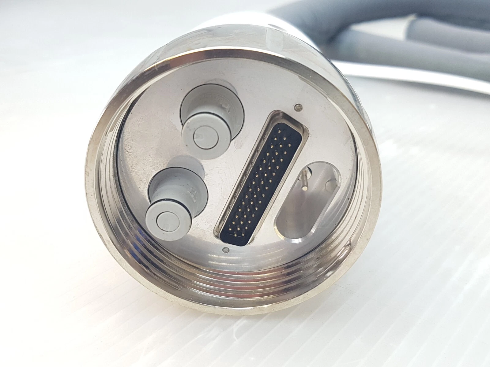 ResurFX console connector: two fluid couplings and multi-pin connector
