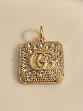 Charm Gucci con zip e bottoni stampati