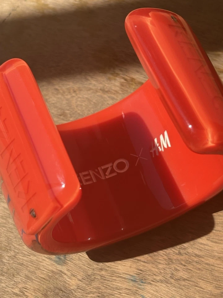 Brazalete Lucite firmado por Kenzo H&M en naranja con detalles azules/plateados Foto 2 de 4